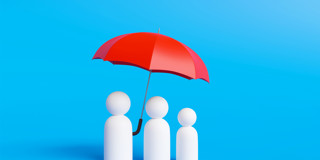 Trois silhouettes se tiennent sous un parapluie rouge sur un fond bleu, symbolisant la protection et la coopération.