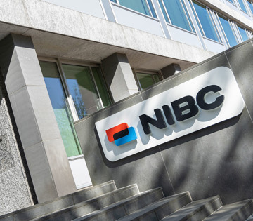 Un bâtiment moderne avec un escalier et de grandes fenêtres à l'avant.